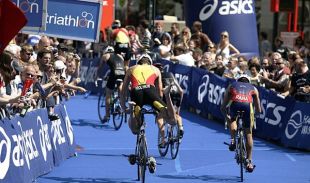 Ra&ntilde;a (&aacute; dereita da imaxe) competiu o s&aacute;bado en Hamburgo, e foi sexto