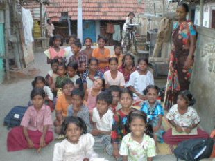 Clases de apoio en Paduvai Nagar. Foto: Mar&iacute;a Reim&oacute;ndez