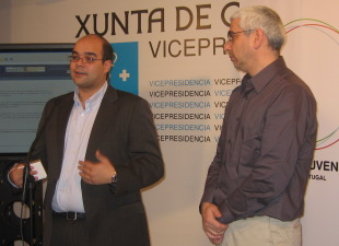 Rub&eacute;n Cela e El&iacute;as Torres, vicerreitor da USC, na presentaci&oacute;n do curso