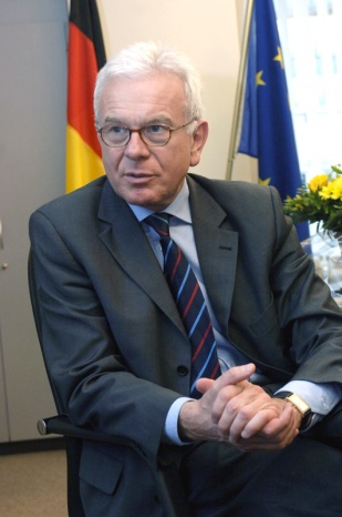 Hans Gert P&ouml;ttering &eacute; presidente da Euroc&aacute;mara