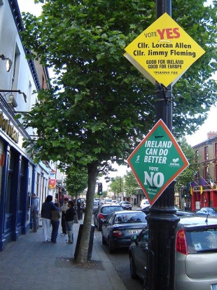 Publicidade a prol e en contra do Tratado &aacute; porta do referendo de 2008 / Imaxe: Mar&iacute;a Golpe