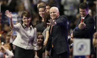 Sarah Palin, arroupada pola s&uacute;a familia e por McCain, esta cuarta feira