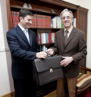 Samuel Ju&aacute;rez co seu antecesor no cargo, Alfredo Su&aacute;rez Canal