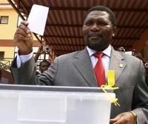 O lider da UNITA, Isa&iacute;as Samakuva