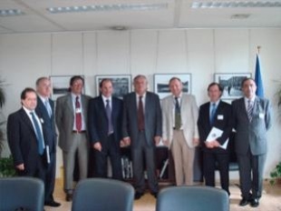 Rafael Louz&aacute;n, os respons&aacute;beis de cinco c&aacute;maras municipais de Portugal e o director xeral de Desenvolvemento Rexional de Europa