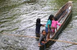 O texto incide na importancia da educaci&oacute;n biling&uuml;e e no benestar de mulleres, nenos e anci&aacute;ns