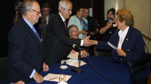 Fraga e Miras Portugal no Centro Galego de Bos Aires durante unha entrega de tal&oacute;ns (7-11-2003)