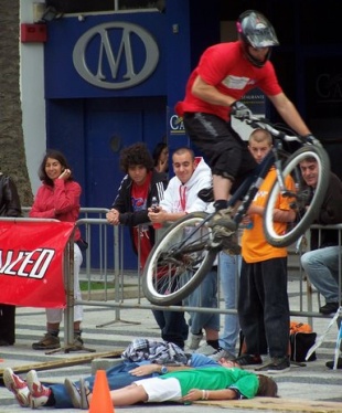 Algunhas das imaxes das mulleres e os homes que reivindicaron na Coru&ntilde;a o papel do deporte feminino