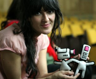 Lara Bacelo, a directora galega premiada, posa co 'Miviqui&ntilde;o'