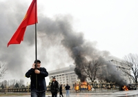 A sa&iacute;da de Bakiyev culmina a revolta