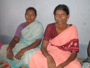 Anandi e Regina, voluntarias en Anna Nagar. Foto: Mar&iacute;a Reim&oacute;ndez