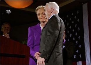 John McCain e a s&uacute;a esposa