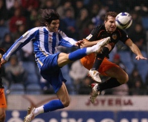Lafita loita un bal&oacute;n con Rub&eacute;n Baraja
