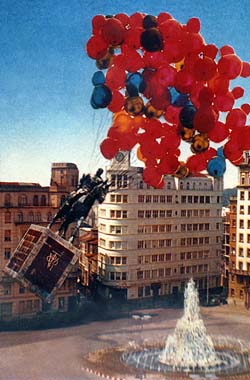 En xullo de 2002, a estatua do ditador &aacute; fin "voou" da entrada de Ferrol