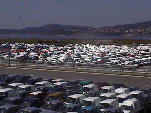 Fileiras de autom&oacute;biles, colocadas no porto de Vigo / Flickr: Alejandro Arce