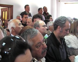 O Sal&oacute;n de Plenos encheuse de veci&ntilde;os que quixeron vivir en directo o cambio de alcalde