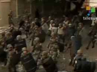 A Polic&iacute;a rodea o edificio / Telesur