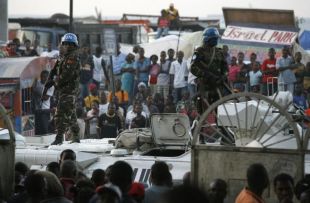 Soldados controlan o reparto de axuda humanitaria en Port-au-Prince
