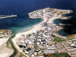 O castro at&oacute;pase na parte superior dereita da imaxe / Foto: concellodecervo.com