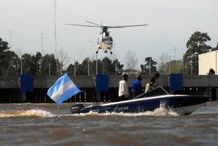 O presidente de Uruguai ret&iacute;rase logo de inaugurar en Nueva Palmira a terminal portuaria que utilizar&aacute; Botnia diante da manifestaci&oacute;n / Foto: TELAM