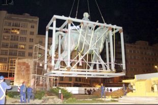 A estatua de Franco o foi retirada en 2002 do centro da cidade