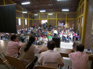 Un cento de municipios do Estado Espa&ntilde;ol xa contan con experiencias de democracia directa coma esta