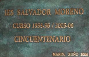 Placa que recorda o cincuenta aniversario do centro de Mar&iacute;n