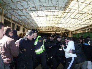 A polic&iacute;a impide o paso aos gandeiros que se manifestaban en Lugo o pasado xoves