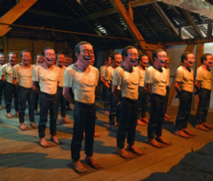 Yue Minjun. "2000 aC", 2000. Poli&eacute;ster pintado, 25 pezas.