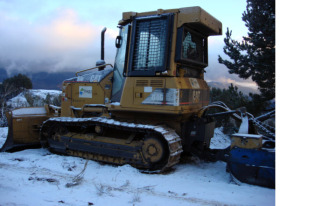 Buld&oacute;cer no alto do Taro Branco, preparado para abandonar a Rede Natura do Courel