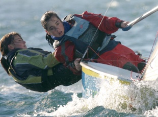 D&uacute;as mozas na fura de diante