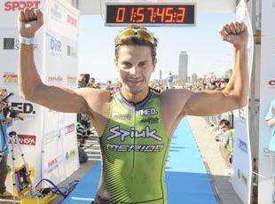 Iv&aacute;n Ra&ntilde;a, entrando na meta en Barcelona