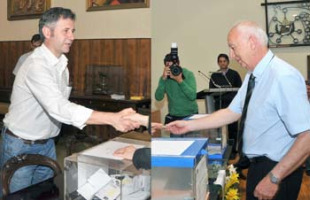 Os dous candidatos acudiron a votar pola ma&ntilde;&aacute;