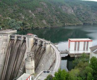 O embalse de Santo Estevo, en Nogueira de Ramu&iacute;n / Imaxe: Adega
