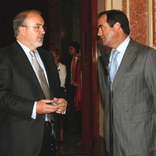 O ministro de Econom&iacute;a, Pedro Solbes, entregoulle a Jos&eacute; Bono, presidente do Congreso, o borrador para a s&uacute;a tramitaci&oacute;n este martes