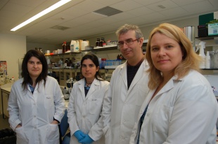 Os profesores H&eacute;ctor Caruncho (USC) e Lisa Kalynchuk (Universidade de  Saskatchewan), con parte do equipo de Biofarma