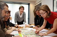 Ao fondo, de p&eacute;, a directora xerente do Sergas, Roc&iacute;o Mosquera