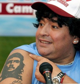 O ex futbolista arxentino Diego Armando Maradona amosa a s&uacute;a tatuaxe do Che