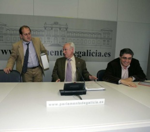 Os representantes dos tres grupos, este martes no Parlamento