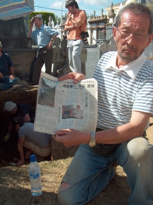 Toru Arakawa nas Pontes, na primeira exhumaci&oacute;n na que participou, cun recorte da reportaxe que o moveu a vir axudar