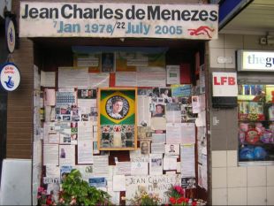 Homenaxe a Menezes na estaci&oacute;n de metro de Stockwell