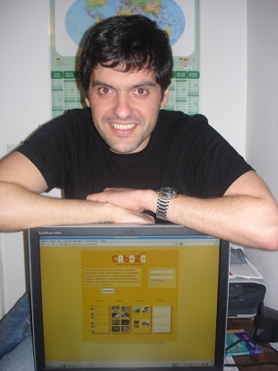 Antonio Mari&ntilde;o posa coa s&uacute;a creaci&oacute;n