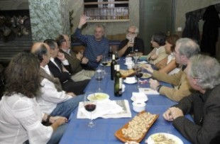 Homenaxe no Caf&eacute; Voltaire, hai d&uacute;as semanas