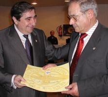 Lendoiro homenaxeando os socios hist&oacute;ricos do D&eacute;por