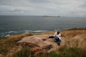 O arque&oacute;logo enviado por Patrimonio, ollando os petr&oacute;glifos