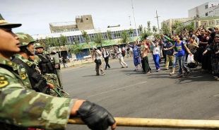 Perto de 200 uigures protestaron este martes pola detenci&oacute;n de m&aacute;is de 1.400 persoas despois da violencia vivida o domingo / Imaxe: BBC