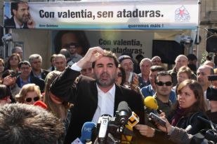 O l&iacute;der do BNG improvisou un discurso no medio da r&uacute;a, subido a unha caixa de refrescos (clique para ampliar)