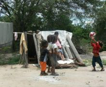 Cativos dos sawhoyamaxa, xogando &aacute; pelota