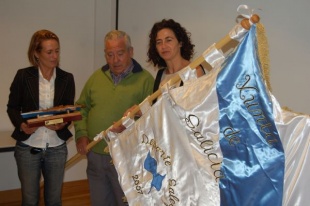 Entrega da Bandeira Xunta de Galicia ao presidente da Sociedade Deportiva Tir&aacute;n, Jes&uacute;s Tenorio