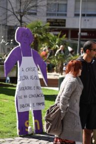 Duranta a manifestaci&oacute;n deste 8 de marzo, en Vigo, unha boneca lila di que a crise empeora as cousas / Imaxe: X. Rodr&iacute;guez